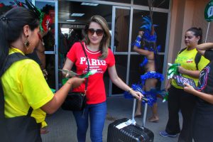 Com pocket show de boi-bumbá e campanhas de sensibilização, turistas são recepcionados em Parintins