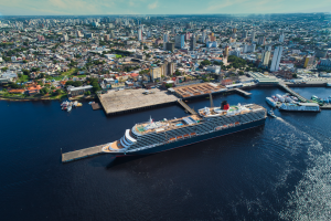 Maior navio da temporada chega a Manaus com quase três mil turistas