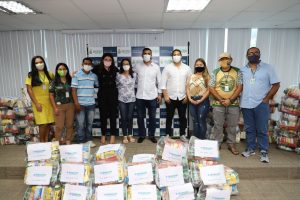 Governo do Amazonas entrega 500 cestas básicas para profissionais de turismo de 11 municípios