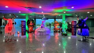 Amazonastur promove exposição ‘Embarque na magia de Parintins’ no aeroporto de Manaus