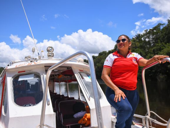 Pelos rios e igapós, capitã revela o amor pela navegação turística