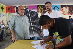 Em Maués, Governo do Amazonas realiza capacitações e entrega placas solares do programa Brilha Amazonas