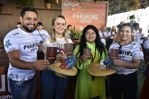 Ministras do Turismo e dos Povos Indígenas conhecem circuito do Governo do Amazonas montado na Catedral de Parintins