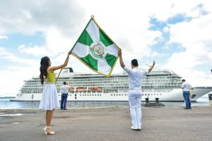 Imagem da notícia - Com muito samba, 1,4 mil turistas desembarcam em Manaus para dar boas-vindas ao Ano Novo