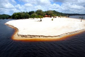 Imagem da notícia - Férias: conheça cinco praias de água doce para curtir o verão no Amazonas