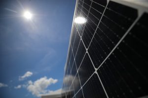 Imagem da notícia - Parintins 2023: Governo do Amazonas entrega placas de energia solar para Caprichoso e Garantido