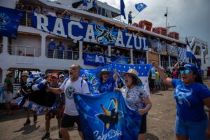 Imagem da notícia - Festival de Parintins 2024: torcidas organizadas de Caprichoso e Garantido já estão na ilha