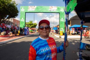 Imagem da notícia - Festival de Parintins 2024: “Me sinto privilegiada e feliz”, diz a única mulher a conduzir triciclo na ilha
