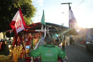 Imagem da notícia - Festival de Parintins 2024: Ilha dividida em azul e vermelho encanta turistas