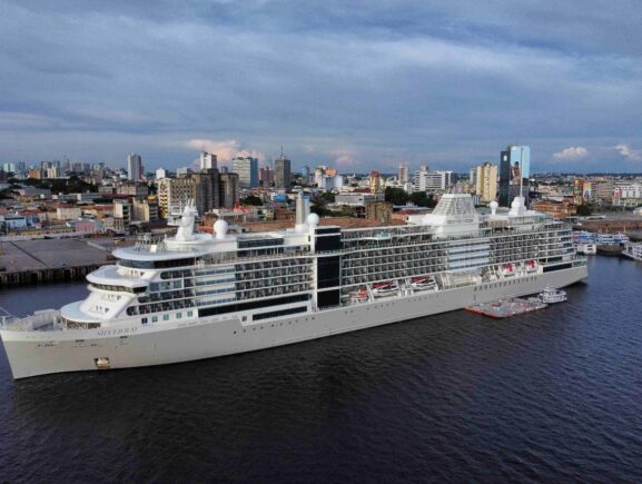 Navio inédito Silver Ray aporta em Manaus com mais de 1,1 mil turistas