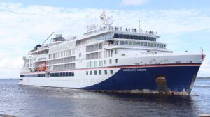 Imagem da notícia - Temporada de Cruzeiros 2024/2025: Hanseatic Nature atraca em Manaus com mais de 400 turistas