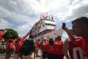 Imagem da notícia - Festival de Parintins 2025: Chegada do barco do MAG emociona torcedores na Ilha Tupinambarana