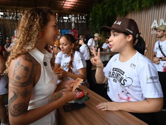 Festival de Parintins 2025: Governo do Amazonas entrega Passaporte Parintins para visitantes na Estação do Turismo