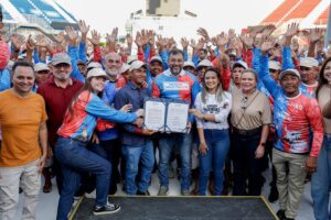 Imagem da notícia - Governador Wilson Lima entrega triciclos reformados e uniformes para reforçar transporte turístico em Parintins durante o Festival.