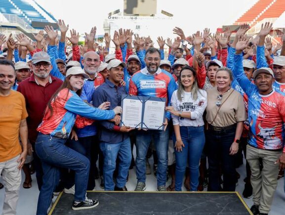 Governador Wilson Lima entrega triciclos reformados e uniformes para reforçar transporte turístico em Parintins durante o Festival