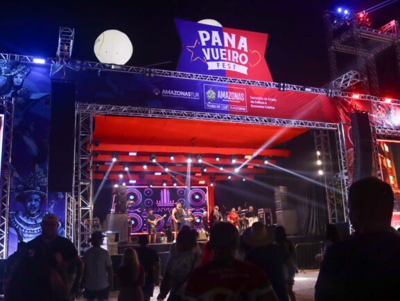 Festival de Parintins 2025: Panavueiro Fest reúne grande público na primeira noite com transmissão e atrações musicais