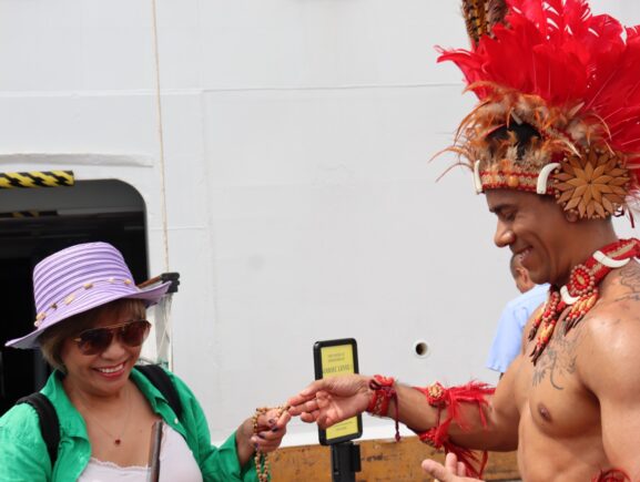 Temporada de Cruzeiros: Navio Insignia atraca no Porto de Manaus com mais de 980 turistas