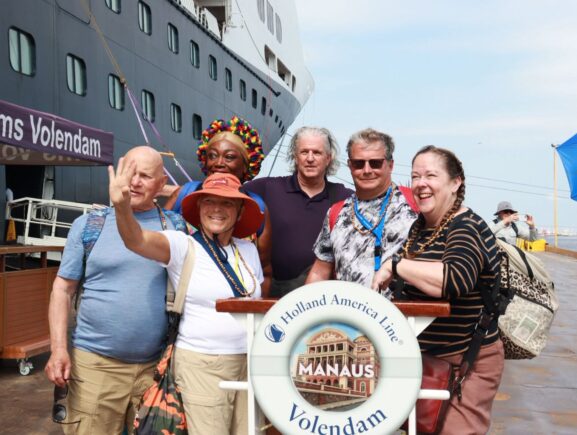 Temporada de cruzeiros: MS Volendam atraca no Porto de Manaus com mais de 2 mil turistas