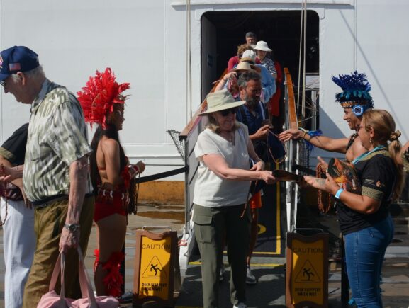 Maior cruzeiro da temporada chega a Manaus com mais de 1,8 mil visitantes